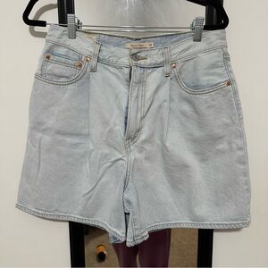 Levi’s Pleated Ribcage Shorts Size 30
